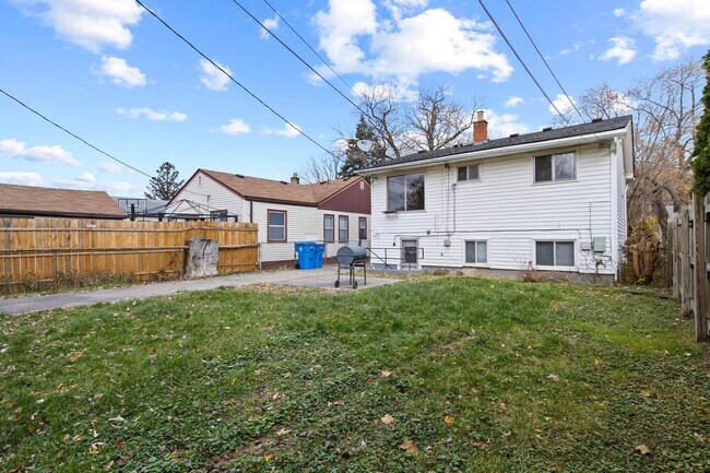 Building Photo - Hardwood Floors- Large Space - Garage
