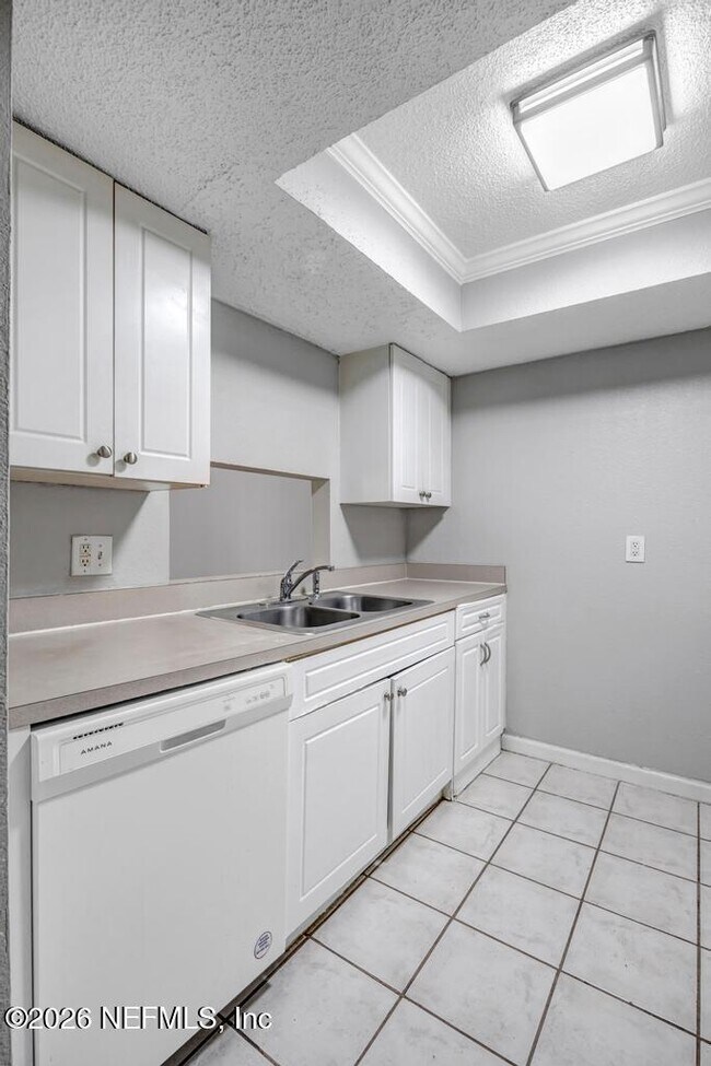 Building Photo - 3906 Mission Dr