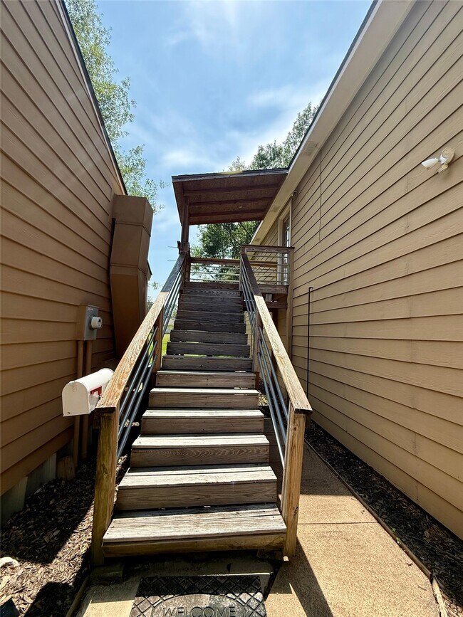 Building Photo - 17903 Strack Dr