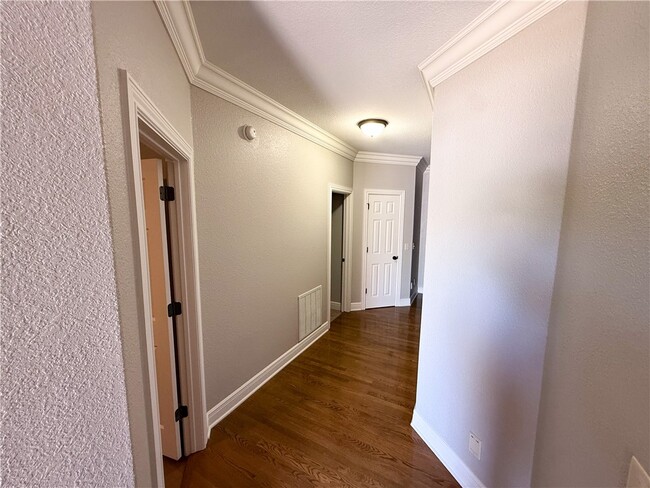 Building Photo - 6665 W Valley View Rd