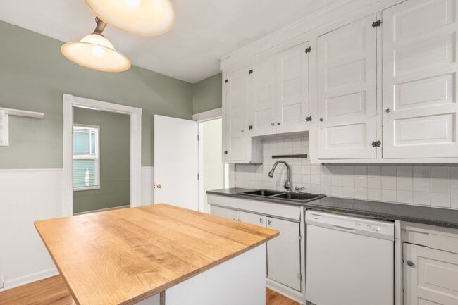 Building Photo - Spacious 3 bedroom, 1 Bath House in Inner SE Portland - Everything Right at Your Doorstep!