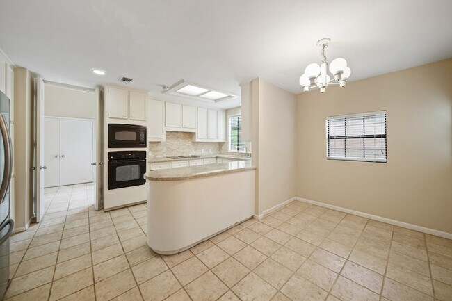 Building Photo - 130 Sugar Berry Cir