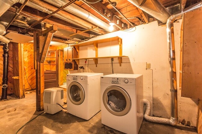 Building Photo - Spacious 3 bedroom with fenced in yard!