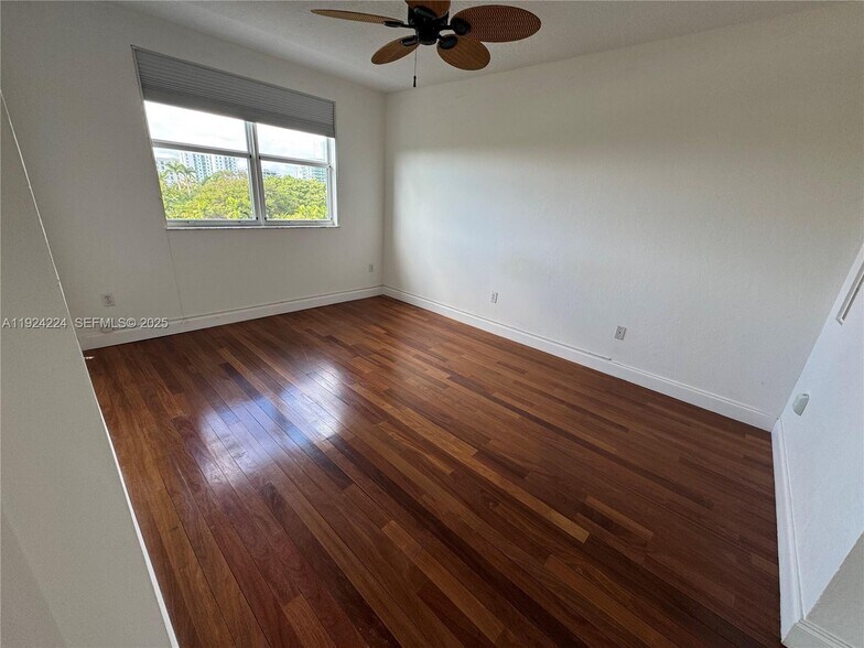 Building Photo - 1824 Brickell Ave