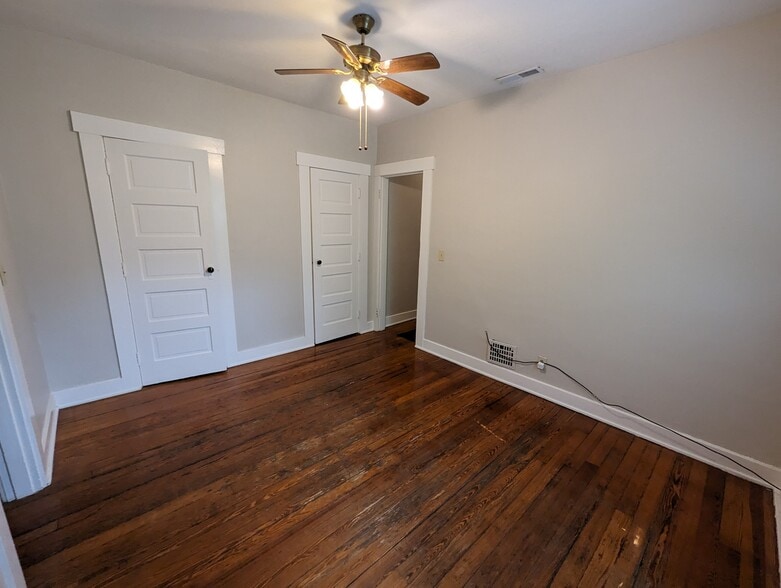 Building Photo - 341 Park Dr