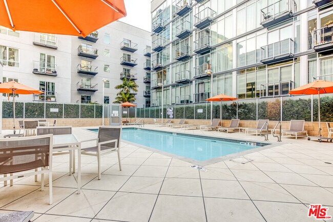 Building Photo - 645 W 9th St