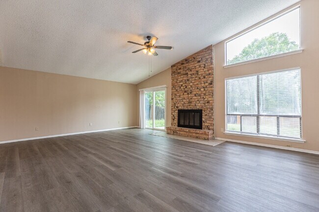 Building Photo - 5814 Pineway St
