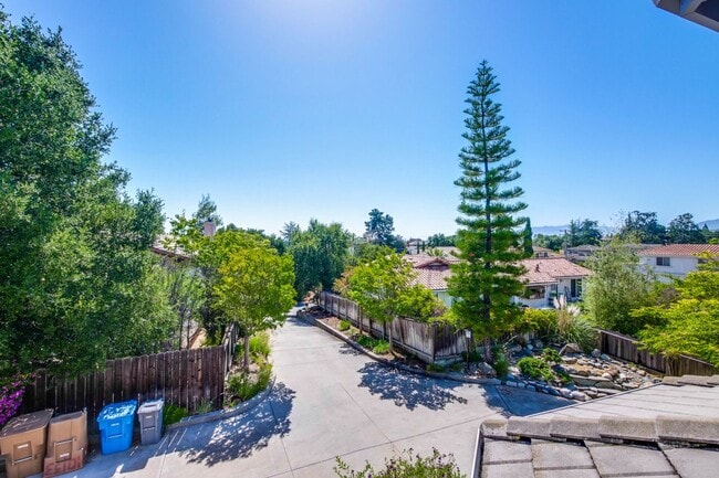 Building Photo - Large 3,767 sqft home on a 10,000 sqft lot- 2 bed located on 1st floor w/ separate entrance - Top...