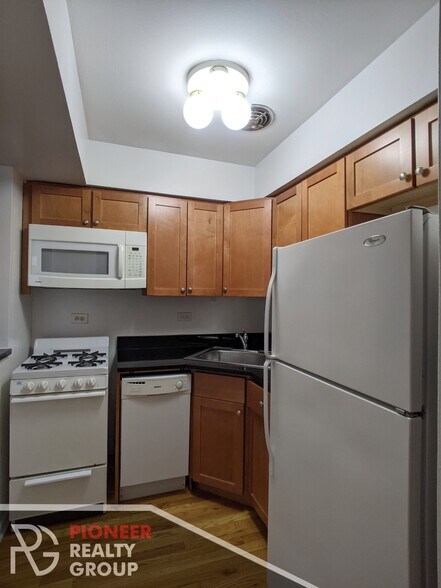 Building Photo - 524 W Oakdale Ave