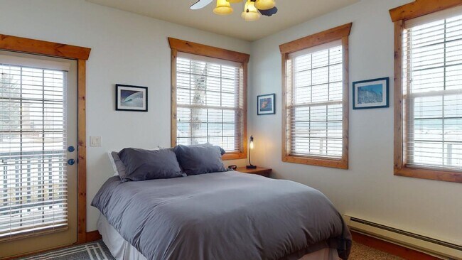 Building Photo - New furnished 3 bedroom 2 bathroom Condo, with optional garage