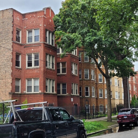 Building Photo - 6723 S Clyde Ave