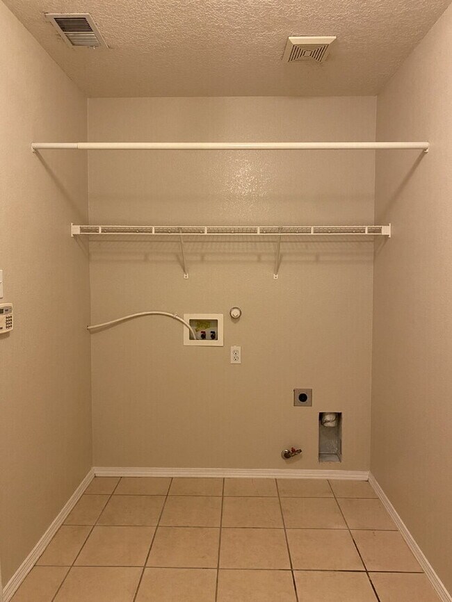 Building Photo - COMMUNITY POOL - LARGE 4 BEDROOM - Master Upstairs