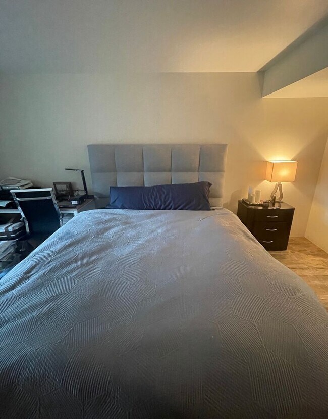 Building Photo - Fully Furnished, 1 bed/ 1 bath Point Loma condo close to the Bay & Liberty Station!