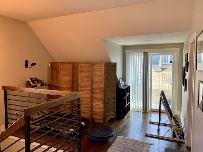 Building Photo - 2658 W Homer St