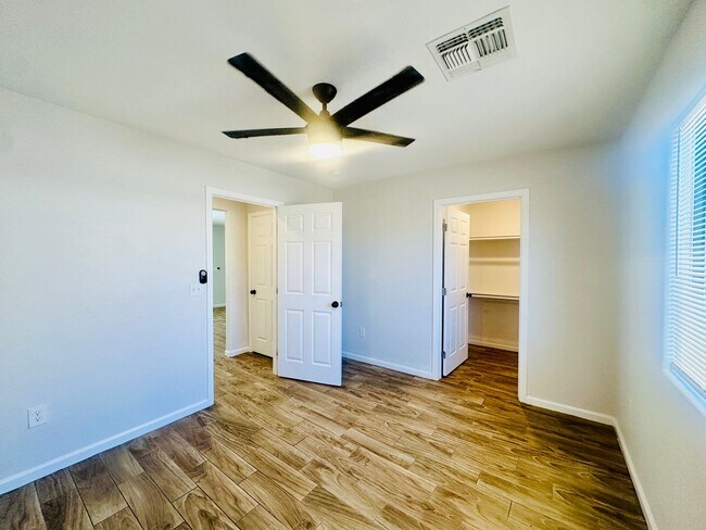 Building Photo - 22nd340