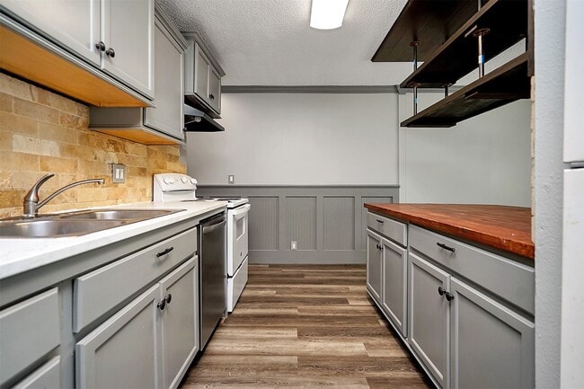 Building Photo - 10 Carol Ct