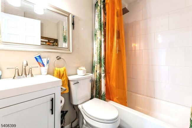 Building Photo - 604 N 8th St