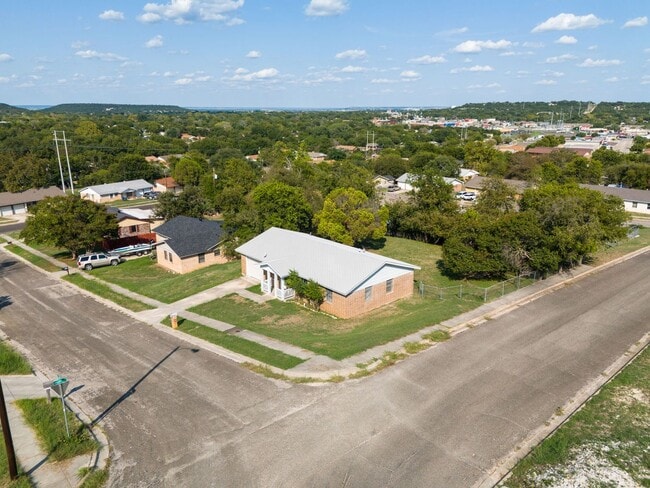 Building Photo - 1405 Hillside St