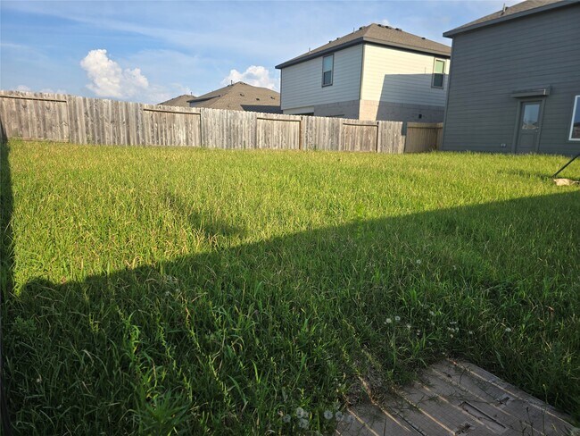 Building Photo - 25446 Carnation Ct