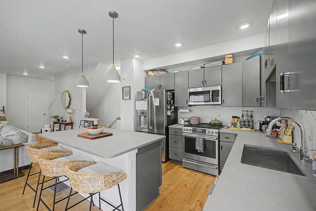 Building Photo - 570 W Amherst Ave