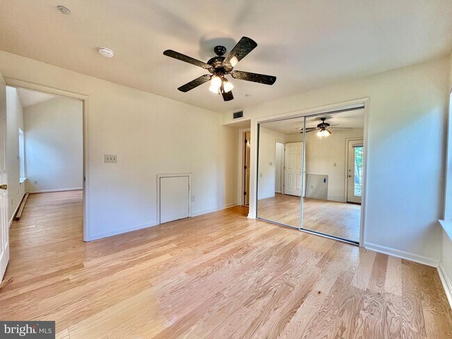Building Photo - 927 Hillside Lake Terrace