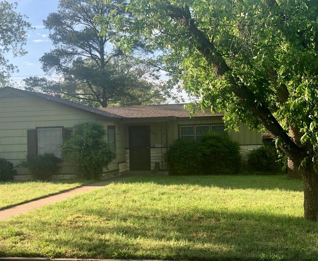 Primary Photo - 1109 E 14th St