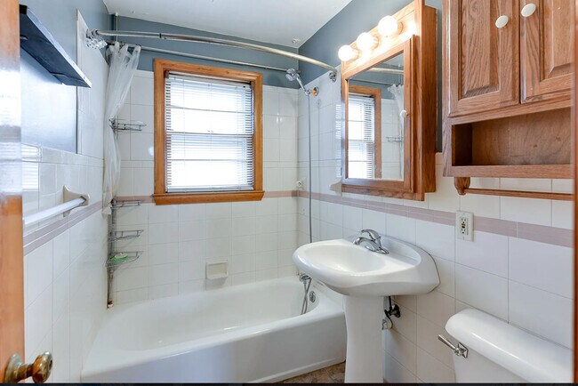 Building Photo - Maple Street