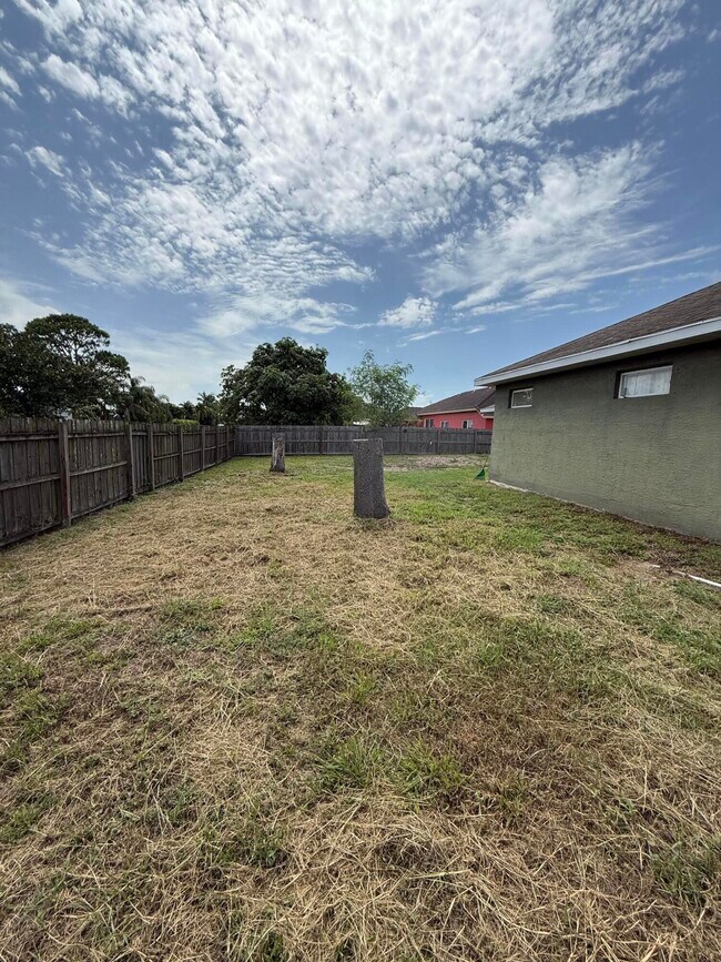 Building Photo - 1214 SW Emerald Ave