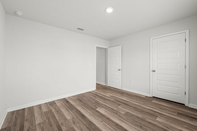 Building Photo - 5832 Viking Wy