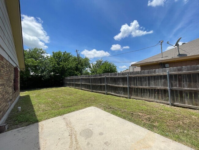 Building Photo - 704 Lisa Ln