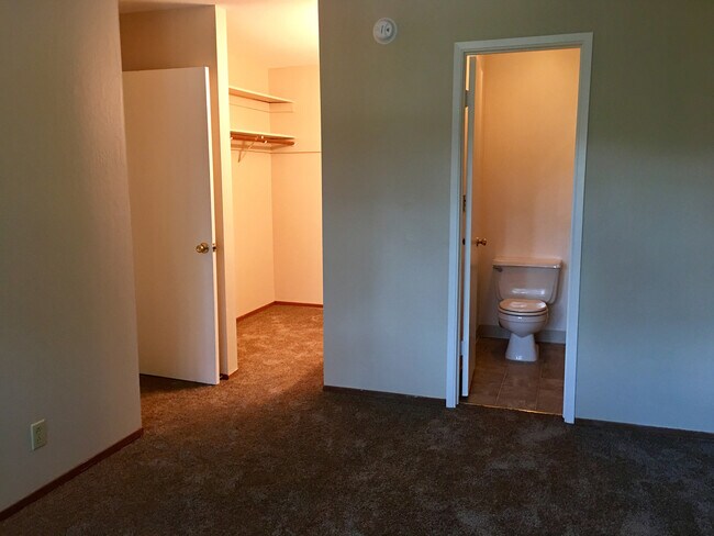 Building Photo - 1489 St James Pky