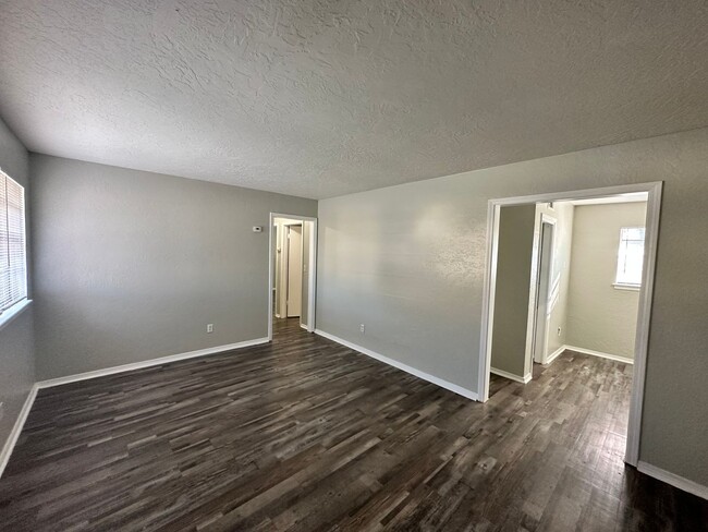 Building Photo - 3-bedroom / 1-bath Cozy Home Available in ...