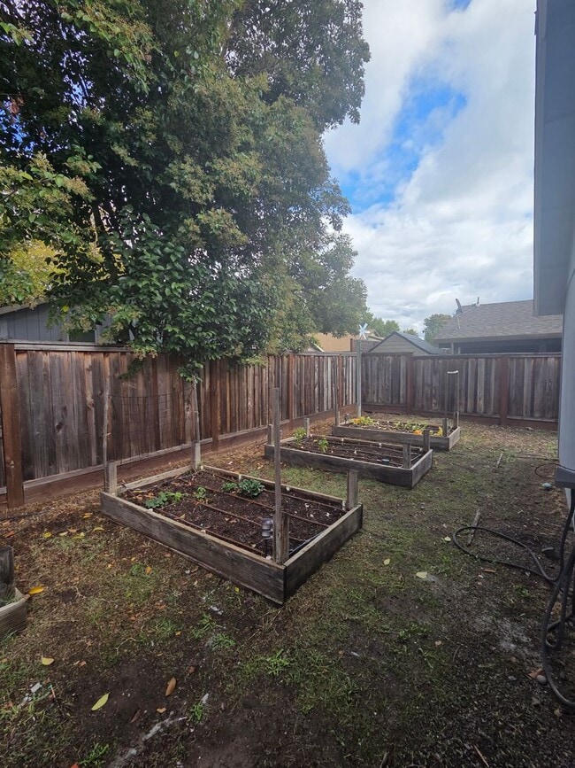 Building Photo - **Move - In Specials Available ! Reduced D...