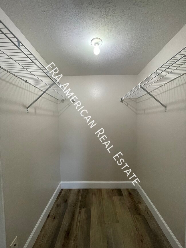 Building Photo - 613 Colonial Dr