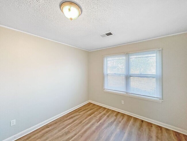 Building Photo - 533 Burkman Dr