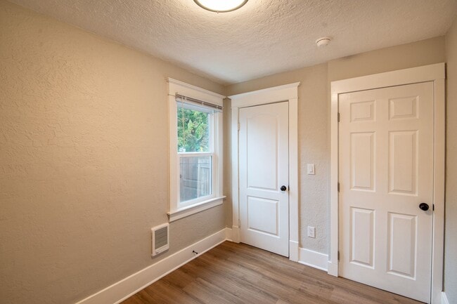 Building Photo - Newly-Remodeled 2 Bed, 1 Bath House