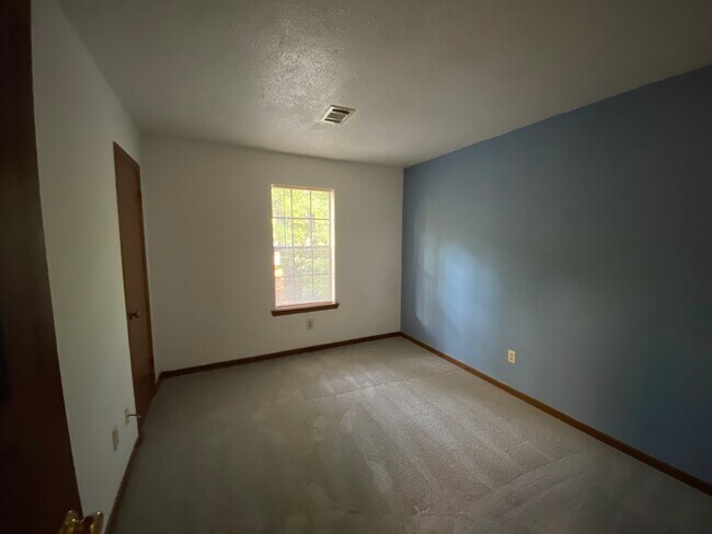 Building Photo - 4068 Buckingham Pl