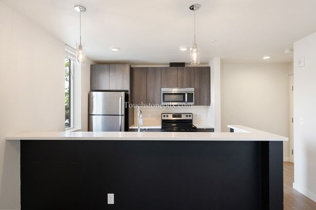 Building Photo - Contemporary 2 BD | 1.5 BA Apartment in The Heart of Northeast Portland