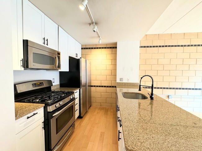 Building Photo - STYLISH 1 BED + DEN 1.5 BA and BALCONY  in...