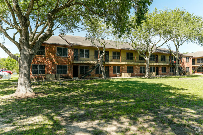 Building Photo - Oaks at Mustang