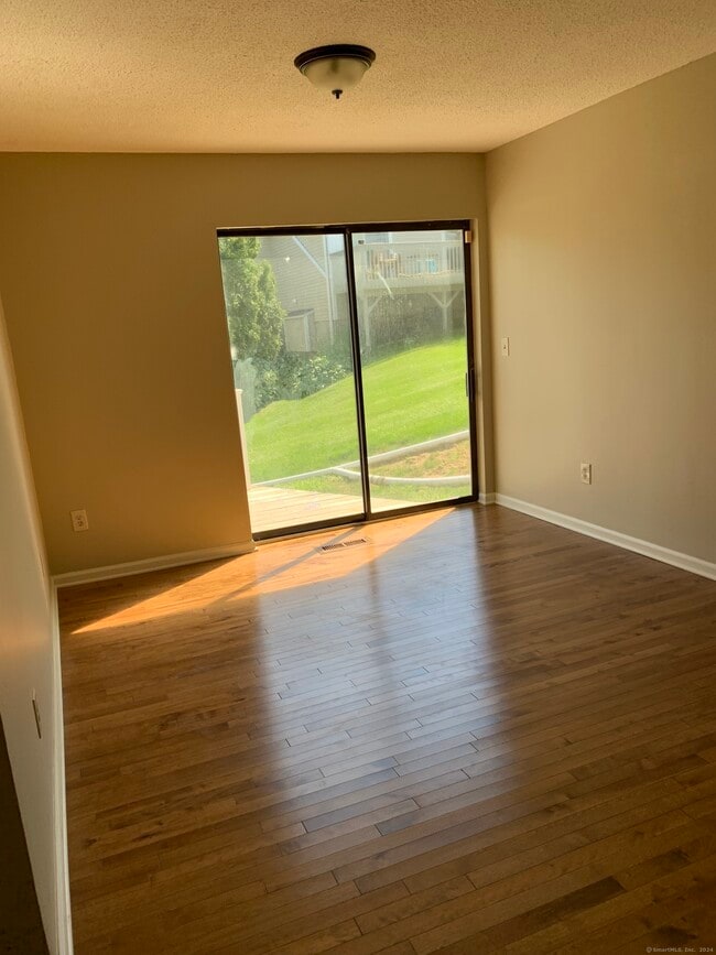 Building Photo - 127 Peddlers Dr