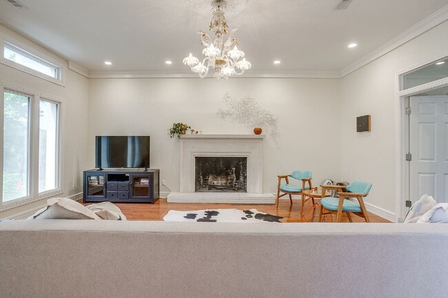 Building Photo - Private 4 Bedroom Retreat for Lease