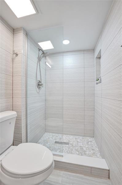 Building Photo - 3200 Port Royale Dr N