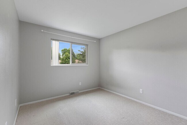 Building Photo - Students Welcome! Spacious 5 Bedroom Home in West Fort Collins