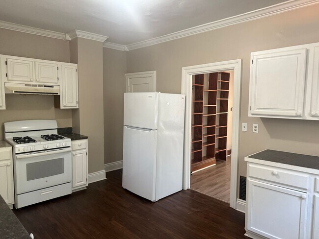 Building Photo - 823 Pine St