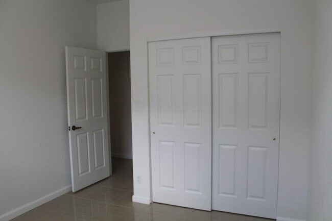 Building Photo - 1804 SW Jamesport Dr