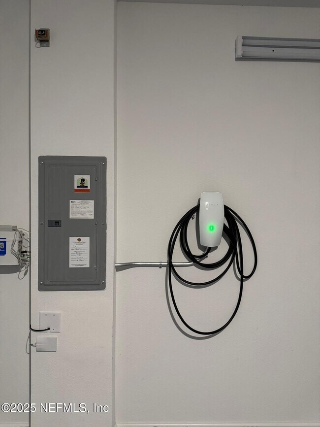 Building Photo - 213 Silver Myrtle Ct