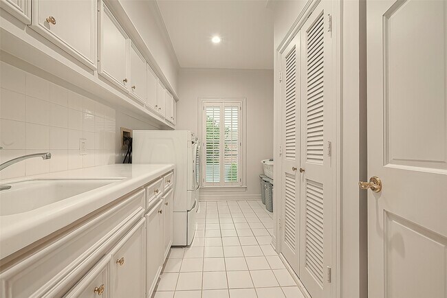 Building Photo - 983 S Post Oak Ln