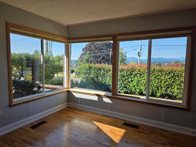 Building Photo - 2 Bedroom Home in Manette!