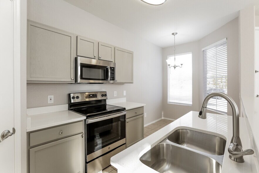 Building Photo - 1115 E Grove St